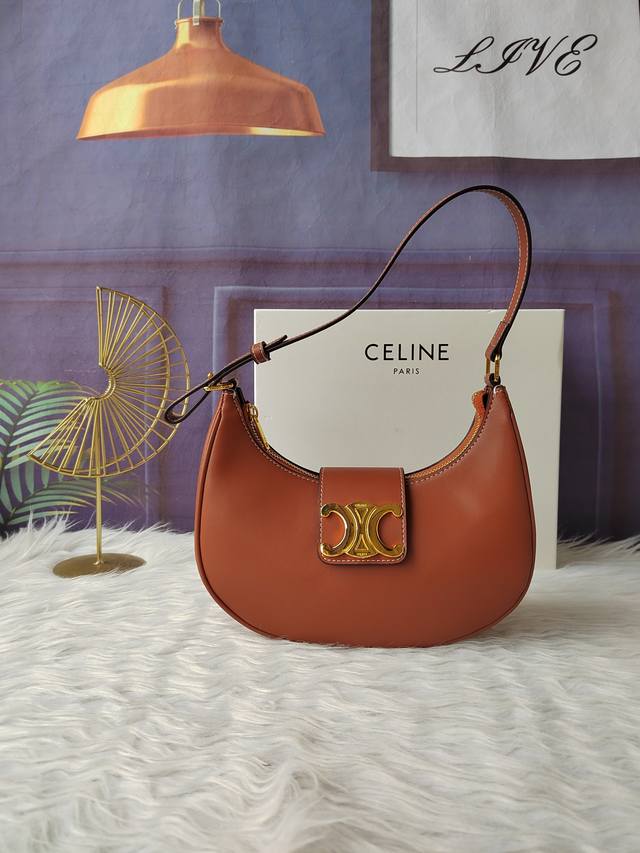 款号114492棕色腋下包，肩背和手提，拉链开合，皮革翻盖，配有Triomphe磁扣，尺寸22Cm-7.5Cm-17Cm