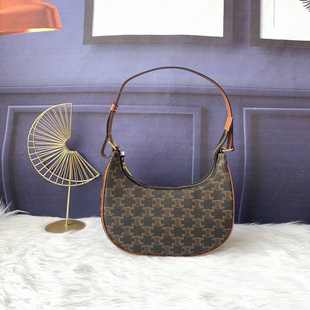 款号C293952爆款赛林腋下包织物面料籿里 肩背和手提，拉链锁闭。尺寸23Cmx14Cmx7Cm