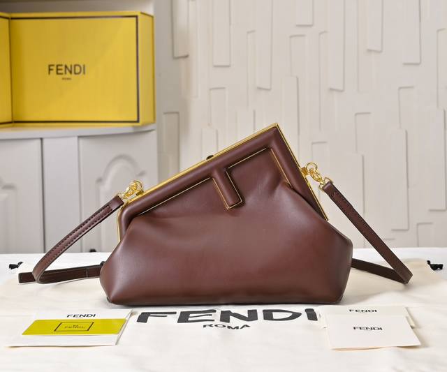 型号80016全新Fend1 First来了!!设计师Kim Jones主导下,设计的第一款Fend1,颠覆了以往的包型,金属包边大Logo锁扣加上包身设计把建 型号80016全新Fend1 First来了!!设计师Kim Jones主导下,设计的第一款Fend1,颠覆了以往的包型,金属包边大Logo锁扣加上包身设计把建