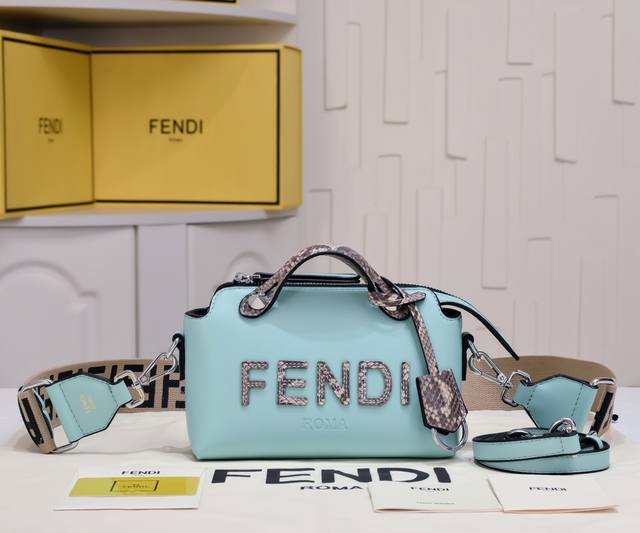 型号8876 Fendi By The Way 波士顿手提袋意大利小皮制作,简约风烫印字母图案,搭配双手柄和长肩带,手提或单肩,内里宽敞带中隔层。Size 20 型号8876 Fendi By The Way 波士顿手提袋意大利小皮制作,简约风烫印字母图案,搭配双手柄和长肩带,手提或单肩,内里宽敞带中隔层。Size 20