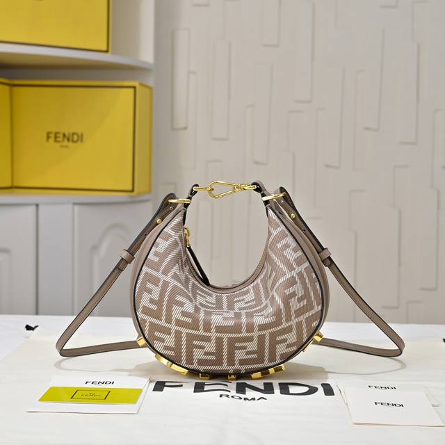 20尺寸 配盒子 型号1009配有可调节长肩带，链条30，尺寸20Cm，Fend1Praphy腋下包，以月牙造型为特色，把经典金属大Logo[Fend1]装饰在