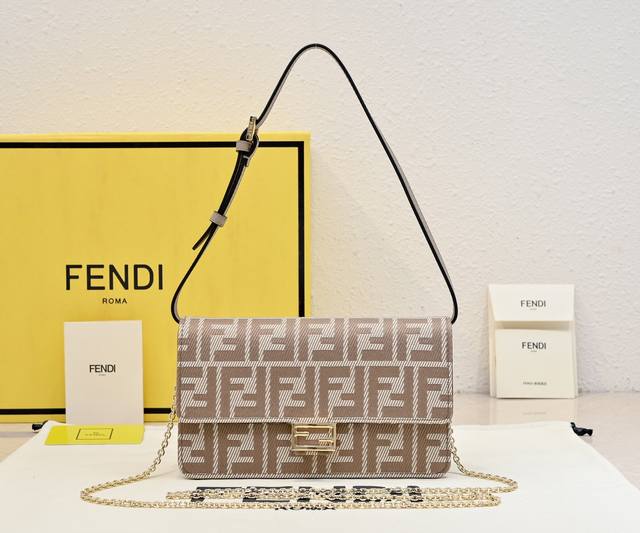 Fendi Baguette链条皮夹 ~经典老花布料 配有一根可调节皮肩带,一根链条,外型小巧玲珑超百搭使用起来更加是得心应手,多种背法,轻松驾驭各种风格~68 Fendi Baguette链条皮夹 ~经典老花布料 配有一根可调节皮肩带,一根链条,外型小巧玲珑超百搭使用起来更加是得心应手,多种背法,轻松驾驭各种风格~68