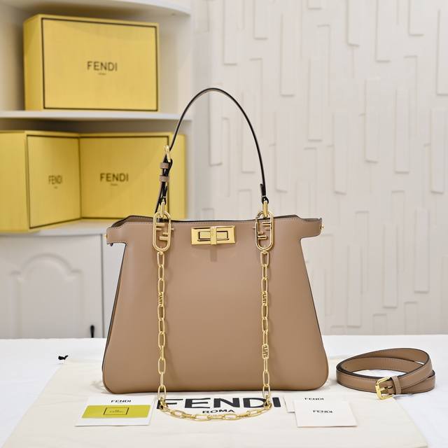 加链加40元 型号8801,Fendi新款,标志性中号Peekaboo Soft手袋,浓缩了Fendi的工艺和创意。于2009年推出的Peekaboo手袋是经典 加链加40元 型号8801,Fendi新款,标志性中号Peekaboo Soft手袋,浓缩了Fendi的工艺和创意。于2009年推出的Peekaboo手袋是经典