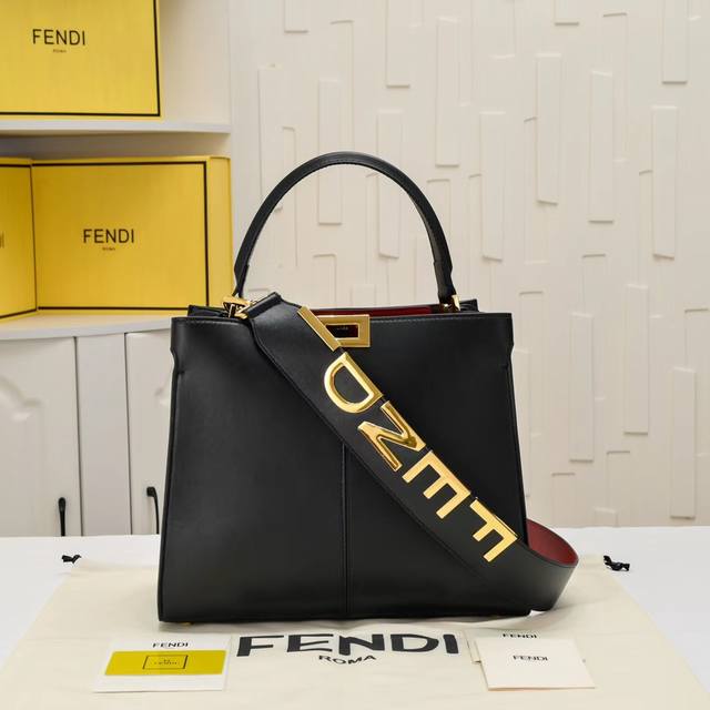 回货 Fendi X-Lite Peekaboo系列手袋10周年而诞生的全新Peekaboo X-Lite系列手袋!摈弃了经典的横杠设计与中央隔层Peekabo 回货 Fendi X-Lite Peekaboo系列手袋10周年而诞生的全新Peekaboo X-Lite系列手袋!摈弃了经典的横杠设计与中央隔层Peekabo
