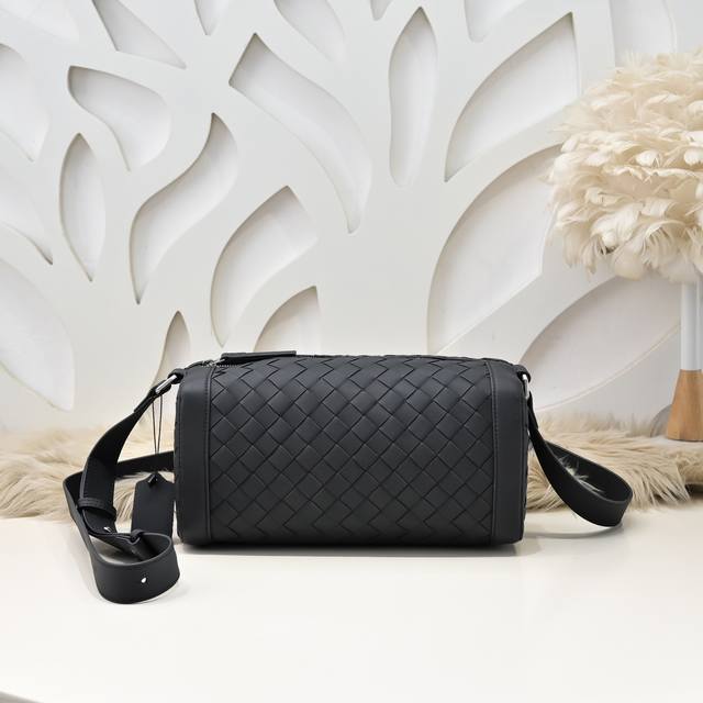 Bv-最新款男士斜挎包原单品质 官网同步 采用顶级打腊胎牛皮 手感超赞 专柜原装五金 独特的设计风格 完美至极 细节做工精致 大气中有内涵 高端上档次 高品质尺