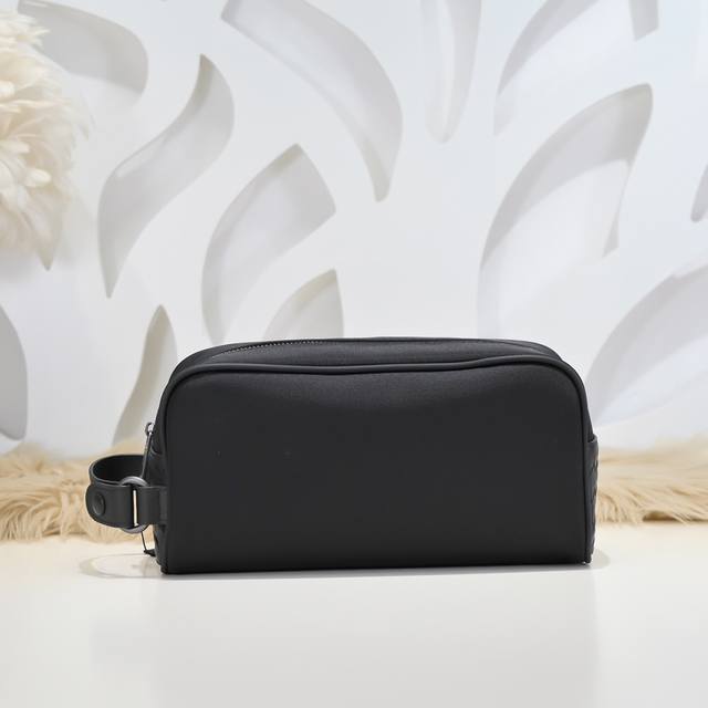 Bv-最新款男士手拿包原单品质 官网同步 采用顶级打腊胎牛皮 手感超赞 专柜原装五金 独特的设计风格 完美至极 细节做工精致 大气中有内涵 高端上档次 高品质尺