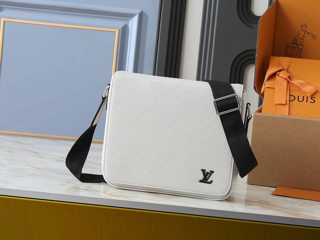 升级原版 M30850 M30851 M46255 本款 District 小号邮差包取材 Damier Infini 涂层帆布,搭配磁扣开合和拉链后袋,以经典 升级原版 M30850 M30851 M46255 本款 District 小号邮差包取材 Damier Infini 涂层帆布,搭配磁扣开合和拉链后袋,以经典