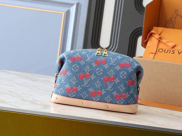 升级原版 M13893 M24317 M46458 本款大号化妆包取材 Monogram 丹宁布,以可爱樱桃刺绣图案传递路易威登 X 村上隆复刻系列的活力意趣。 升级原版 M13893 M24317 M46458 本款大号化妆包取材 Monogram 丹宁布,以可爱樱桃刺绣图案传递路易威登 X 村上隆复刻系列的活力意趣。