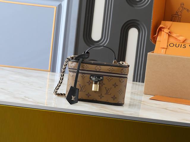 升级原版 M47125 本款Vanity Chain Pouch 手袋向经典化妆箱汲取灵感,以 Monogram 帆布诠释旅行精神。顶部手柄和可拆卸编织链条融入 升级原版 M47125 本款Vanity Chain Pouch 手袋向经典化妆箱汲取灵感,以 Monogram 帆布诠释旅行精神。顶部手柄和可拆卸编织链条融入