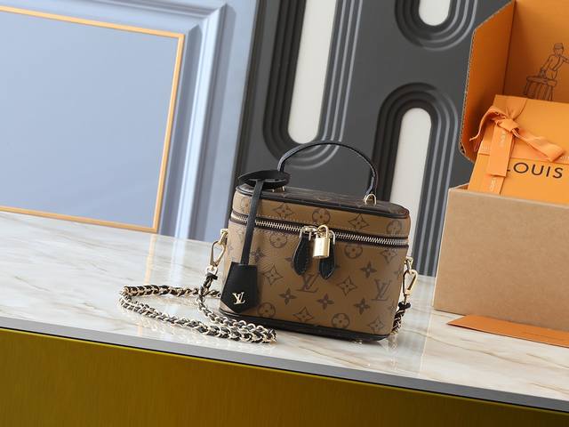 升级原版 M45165 本款Vanity 小号手袋 春夏季见证 Nicolas GhesquitèRe 为路易威登旅行传承谱写的当代乐章。本款都市手袋以 Mon 升级原版 M45165 本款Vanity 小号手袋 春夏季见证 Nicolas GhesquitèRe 为路易威登旅行传承谱写的当代乐章。本款都市手袋以 Mon