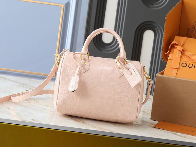 升级原版 M89108 M40390 鳄鱼纹 本款 Speedy BandoulièRe 25 Monogram Leather 手袋选用柔软牛皮革,以 Mon 升级原版 M89108 M40390 鳄鱼纹 本款 Speedy BandoulièRe 25 Monogram Leather 手袋选用柔软牛皮革,以 Mon