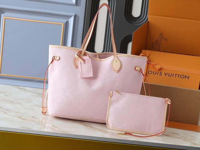 升级原版 M13192 M40995本款 Neverfull 中号手袋为 Monogram 丹宁布点缀牛皮革饰边,借侧面可调节饰带灵活收束廓形,成就都市出行的经 升级原版 M13192 M40995本款 Neverfull 中号手袋为 Monogram 丹宁布点缀牛皮革饰边,借侧面可调节饰带灵活收束廓形,成就都市出行的经