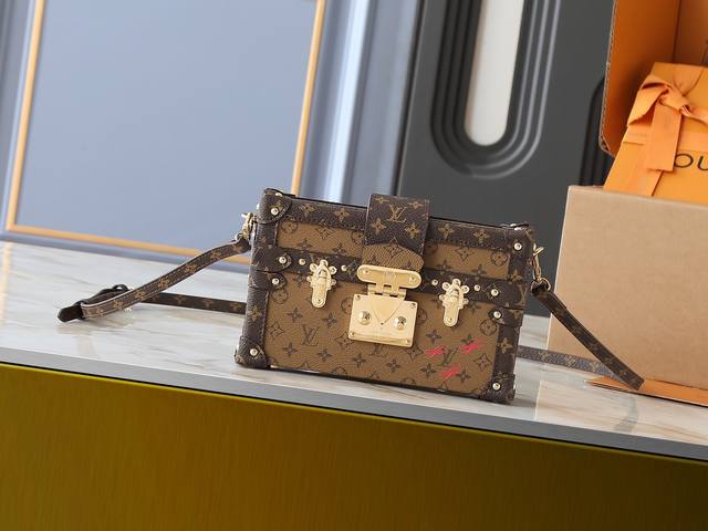 升级原版 M45960 M86286此款 Petite Malle 手袋的每一处细节无不源自路易威登的制箱传承:包身造型、Monogram Reverse 帆布 升级原版 M45960 M86286此款 Petite Malle 手袋的每一处细节无不源自路易威登的制箱传承:包身造型、Monogram Reverse 帆布