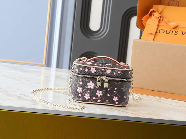 广州货 升级原版双面变色皮M44936 M14181 本款Nice Nano 化妆包取材 Monogram 涂层帆布,以圆润笔触浓缩箱型轮廓。Cherry Bl 广州货 升级原版双面变色皮M44936 M14181 本款Nice Nano 化妆包取材 Monogram 涂层帆布,以圆润笔触浓缩箱型轮廓。Cherry Bl