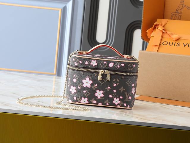 广州货 升级原版双面变色皮M14181 M42263 M44495 本款 Nice迷你化妆包取材 Monogram 涂层帆布,以圆润笔触浓缩箱型轮廓。Cherr 广州货 升级原版双面变色皮M14181 M42263 M44495 本款 Nice迷你化妆包取材 Monogram 涂层帆布,以圆润笔触浓缩箱型轮廓。Cherr