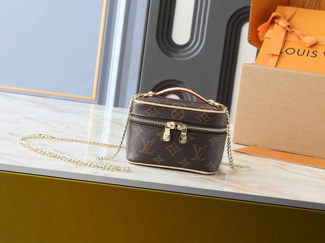 广州货 升级原版双面变色皮 M44936 本款Nice Nano 化妆包以 Monogram 帆布塑造精巧构型,可摆放在浴室收纳指甲油或唇膏等美妆用品,或置于手 广州货 升级原版双面变色皮 M44936 本款Nice Nano 化妆包以 Monogram 帆布塑造精巧构型,可摆放在浴室收纳指甲油或唇膏等美妆用品,或置于手