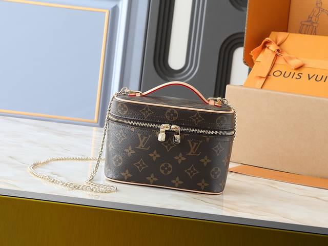 广州货 升级原版双面变色皮 M44495 M42263 本款Nice 迷你化妆包以柔软的 Monogram 帆布造就精巧身形,搭配放平即可释放空间的皮革手柄,在 广州货 升级原版双面变色皮 M44495 M42263 本款Nice 迷你化妆包以柔软的 Monogram 帆布造就精巧身形,搭配放平即可释放空间的皮革手柄,在