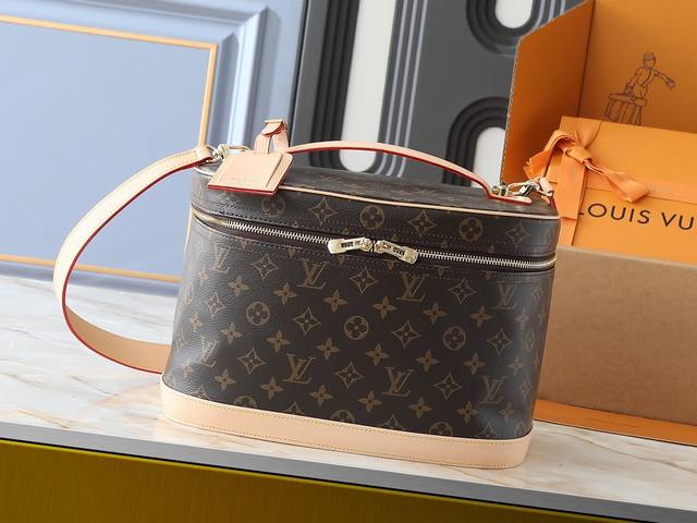 广州货 升级原版双面变色皮M47 本款 Monogram帆布制化妆箱,以拉链开合,外形优雅迷人,肩背或手挽皆宜,内附镜子、拉链口袋和固定瓶子的环带。尺寸 31. 广州货 升级原版双面变色皮M47 本款 Monogram帆布制化妆箱,以拉链开合,外形优雅迷人,肩背或手挽皆宜,内附镜子、拉链口袋和固定瓶子的环带。尺寸 31.