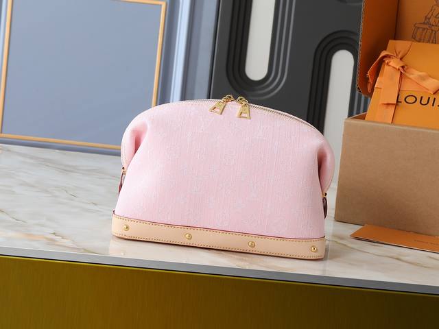 升级原版 M24317丹宁牛仔 M46458化妆包系列 本款化妆包 以砂洗效果 Monogram 提花丹宁布焕发新意,搭配皮革饰边和撞色缝线开启拉链,内贴袋和拉 升级原版 M24317丹宁牛仔 M46458化妆包系列 本款化妆包 以砂洗效果 Monogram 提花丹宁布焕发新意,搭配皮革饰边和撞色缝线开启拉链,内贴袋和拉