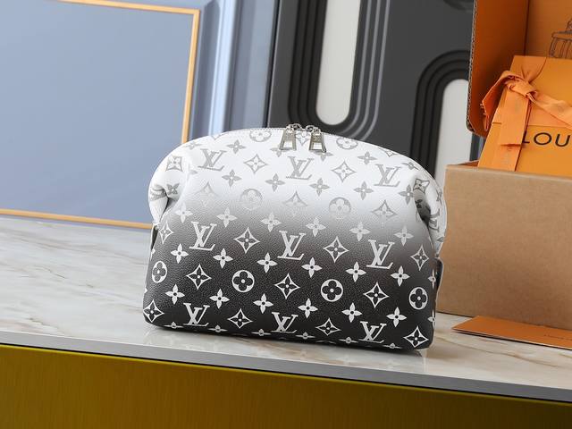 升级原版 M46458 M24317 渐变色本款化妆包选用经典 Monogram 涂层帆布和金属件,搭配可水洗内衬。开启拉链,内贴袋和拉链内袋确保洗漱用品井然有 升级原版 M46458 M24317 渐变色本款化妆包选用经典 Monogram 涂层帆布和金属件,搭配可水洗内衬。开启拉链,内贴袋和拉链内袋确保洗漱用品井然有