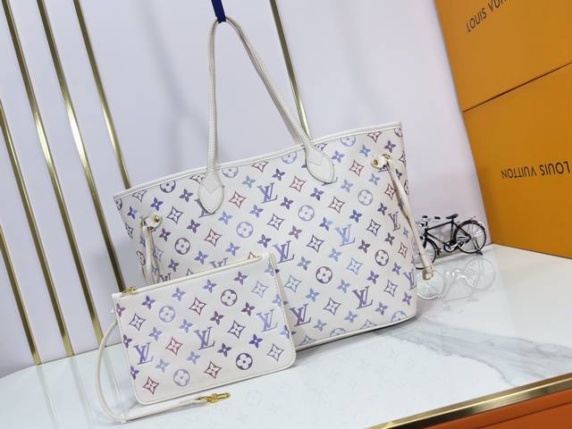M40995 M45685 水彩渐变 全新演绎 Neverfull 经典手袋,探索袋内精致细节。重新设计的内袋采用了清新的织物内衬和灵感源自驴家档案馆的复古细节 M40995 M45685 水彩渐变 全新演绎 Neverfull 经典手袋,探索袋内精致细节。重新设计的内袋采用了清新的织物内衬和灵感源自驴家档案馆的复古细节