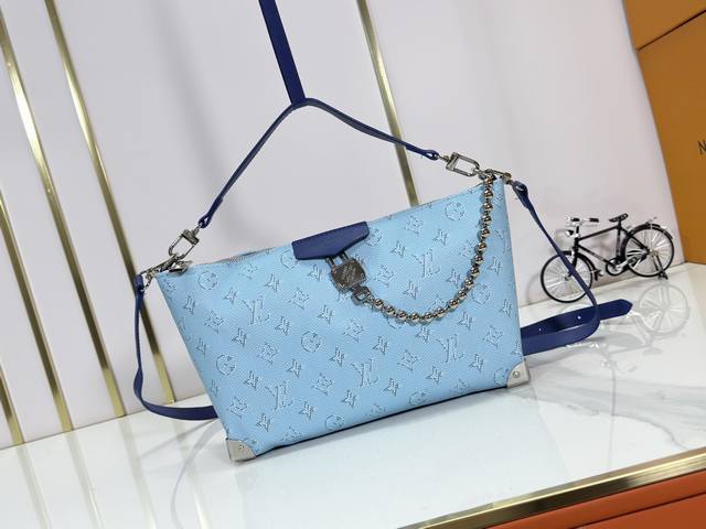 升级原版 M14661這個版本的Hills Chette從路易威登標誌性的Monogram帆布中汲取靈感,以Monogram Mini作亮眼點綴。此手袋是202 升级原版 M14661這個版本的Hills Chette從路易威登標誌性的Monogram帆布中汲取靈感,以Monogram Mini作亮眼點綴。此手袋是202