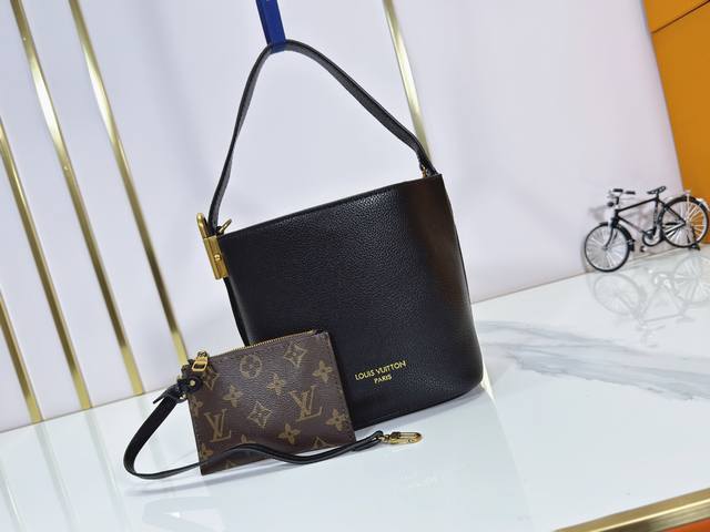 升级原版 M25543, M14416,M12925 M25673本款 All In Bb 手袋出自Low Key系列,采用粒面牛皮革塑造紧凑水桶包构型,以多种 升级原版 M25543, M14416,M12925 M25673本款 All In Bb 手袋出自Low Key系列,采用粒面牛皮革塑造紧凑水桶包构型,以多种