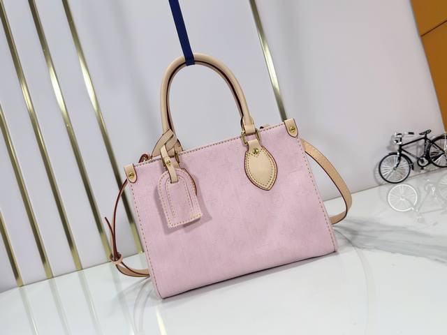 升级原版 M14633 M46373 蓝色丹宁牛仔四方包 本款 Onthego 小号手袋选用棉质丹宁织就 Monogram 图案,经漂白和砂洗后呈现复古风范。拆 升级原版 M14633 M46373 蓝色丹宁牛仔四方包 本款 Onthego 小号手袋选用棉质丹宁织就 Monogram 图案,经漂白和砂洗后呈现复古风范。拆