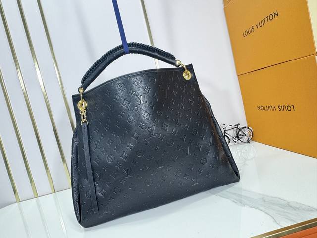 升级原版 M43237蓝色M41066黑色中号手提购物包 宽敞、精致、时尚,这款Artsy中号手袋堪称经典。以奢华的Monogram Empreinte 压纹皮 升级原版 M43237蓝色M41066黑色中号手提购物包 宽敞、精致、时尚,这款Artsy中号手袋堪称经典。以奢华的Monogram Empreinte 压纹皮