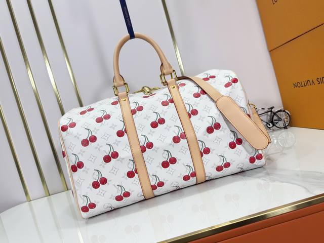 升级原版 Keepall BandoulièRe 45 M13764 白花樱桃 旅行袋借路易威登 X 村上隆系列再焕新颜。经典 Monogram 帆布呈现错落有 升级原版 Keepall BandoulièRe 45 M13764 白花樱桃 旅行袋借路易威登 X 村上隆系列再焕新颜。经典 Monogram 帆布呈现错落有