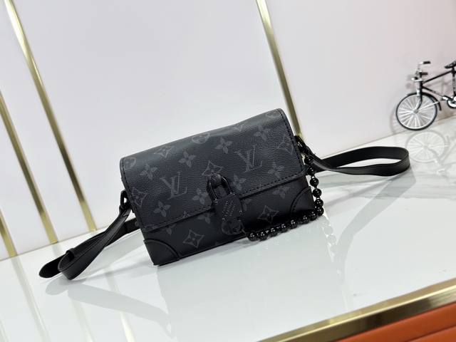 升级原版 M14738 本款Steamer迷你手袋取材Monogram帆布,搭配做旧牛皮革饰边和耀目金属件。崭新方形锁扣回Pharrell Williams的标 升级原版 M14738 本款Steamer迷你手袋取材Monogram帆布,搭配做旧牛皮革饰边和耀目金属件。崭新方形锁扣回Pharrell Williams的标