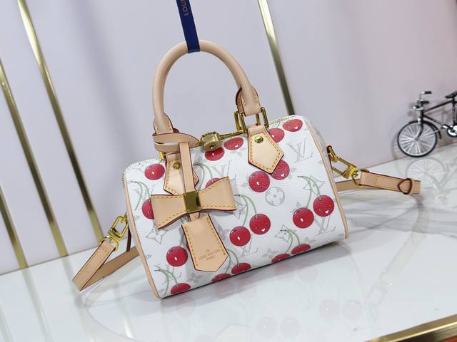 升级原版 M14238 路易威登Lv 樱桃包路易威登X村上系列重印的充满活力的签名以别致的转折提升了Speedy BandoulièRe。甜美的樱桃图案以欢乐的 升级原版 M14238 路易威登Lv 樱桃包路易威登X村上系列重印的充满活力的签名以别致的转折提升了Speedy BandoulièRe。甜美的樱桃图案以欢乐的