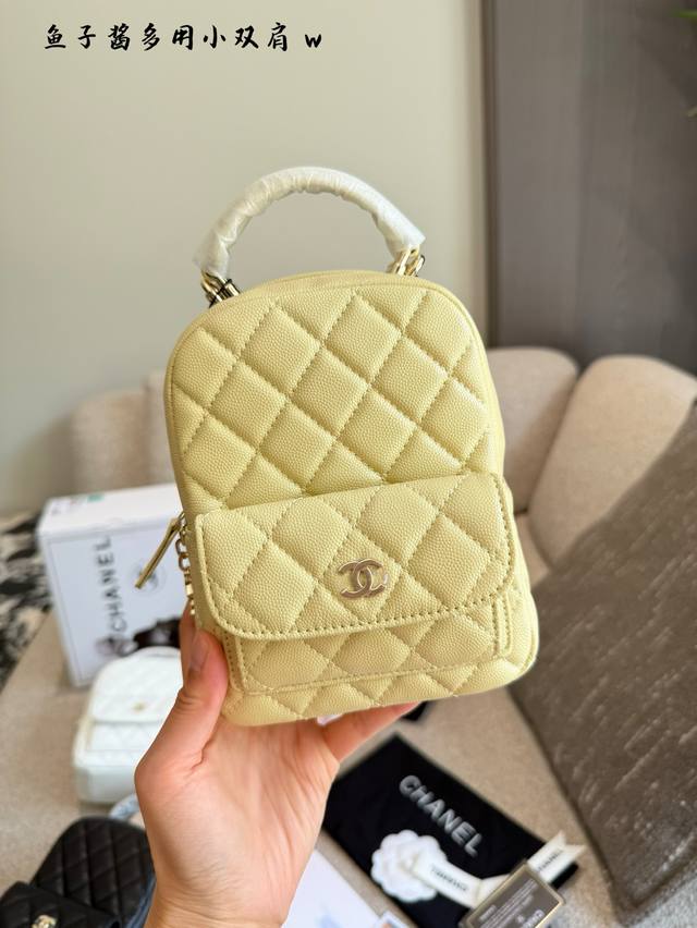 香 奈儿24Cmini小书包自重真的很轻,特别适合平时出门随手拿上,装个手机皮夹啥的毫无压力。14×19双盒 香 奈儿24Cmini小书包自重真的很轻,特别适合平时出门随手拿上,装个手机皮夹啥的毫无压力。14×19双盒