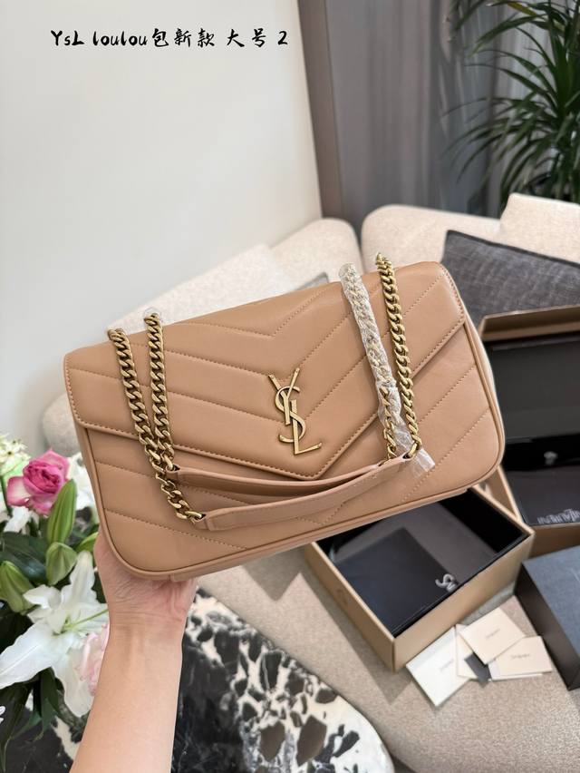 送卡包送镜子最近出门超爱背的包包圣罗兰25早春Loulou款羊皮手感柔柔软软的,新版羊皮另外做了涂层处理,不仅更耐用,还更具光泽感,显的整个包都格外精致,美丽羊 送卡包送镜子最近出门超爱背的包包圣罗兰25早春Loulou款羊皮手感柔柔软软的,新版羊皮另外做了涂层处理,不仅更耐用,还更具光泽感,显的整个包都格外精致,美丽羊