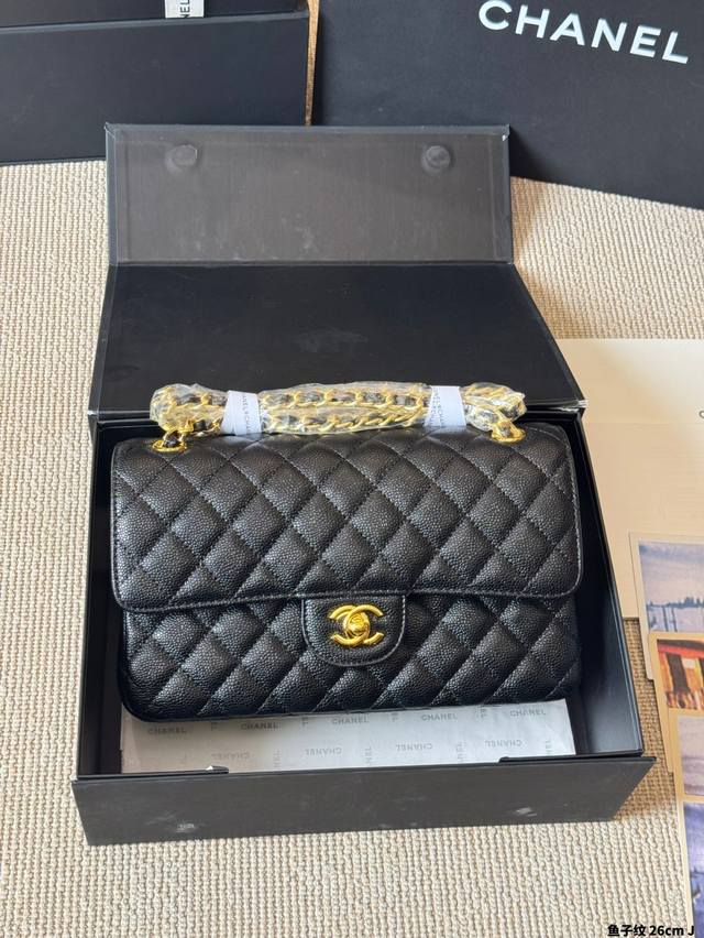 鱼子纹 Cf Chane*-Cf经典之最 四季必备的原单系列“女神包”名媛超爱时尚宠儿 拥有超久历史 女人们的挚爱法宝 简约优雅凸显气质 不论单肩手提斜挎都展示 鱼子纹 Cf Chane*-Cf经典之最 四季必备的原单系列“女神包”名媛超爱时尚宠儿 拥有超久历史 女人们的挚爱法宝 简约优雅凸显气质 不论单肩手提斜挎都展示