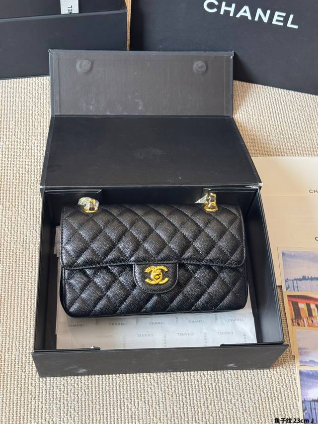 鱼子纹 Cf Chane*-Cf经典之最 四季必备的原单系列“女神包”名媛超爱时尚宠儿 拥有超久历史 女人们的挚爱法宝 简约优雅凸显气质 不论单肩手提斜挎都展示 鱼子纹 Cf Chane*-Cf经典之最 四季必备的原单系列“女神包”名媛超爱时尚宠儿 拥有超久历史 女人们的挚爱法宝 简约优雅凸显气质 不论单肩手提斜挎都展示