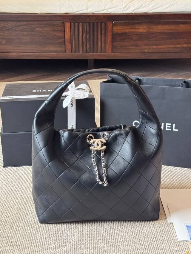 Chanel 25P嬉皮Hobo腋下包这一季的新款设计 一整个高级感拉满把简约风体现的淋漓尽致|慵懒感十足羊皮的质地,宽肩带的穿皮设计更是贴心,整个包自重非常轻 Chanel 25P嬉皮Hobo腋下包这一季的新款设计 一整个高级感拉满把简约风体现的淋漓尽致|慵懒感十足羊皮的质地,宽肩带的穿皮设计更是贴心,整个包自重非常轻