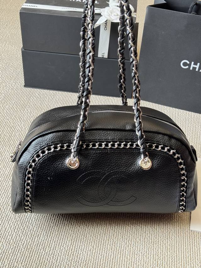 牛皮 Chanel 保龄球单肩包上身满满的惊喜高级慵懒又随性彻底心动的一只Size: 35 20Cm 牛皮 Chanel 保龄球单肩包上身满满的惊喜高级慵懒又随性彻底心动的一只Size: 35 20Cm