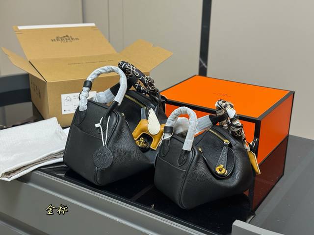 配全套包装Size：26*18Cm 19*13Cm爱马仕 Lindy 金扣采用头层小牛皮定制五金&半手缝莎菲线高级优雅又带点可爱赠送丝巾 小马挂件