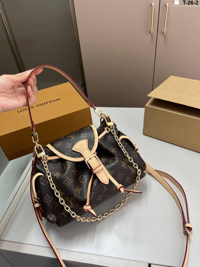 芯片版本 Lv路易威登链条和搭扣让整体更显精致两侧的小兜让这个包多了一些随意松弛的感觉T-26-2尺寸23×17折叠盒飞机盒 芯片版本 Lv路易威登链条和搭扣让整体更显精致两侧的小兜让这个包多了一些随意松弛的感觉T-26-2尺寸23×17折叠盒飞机盒