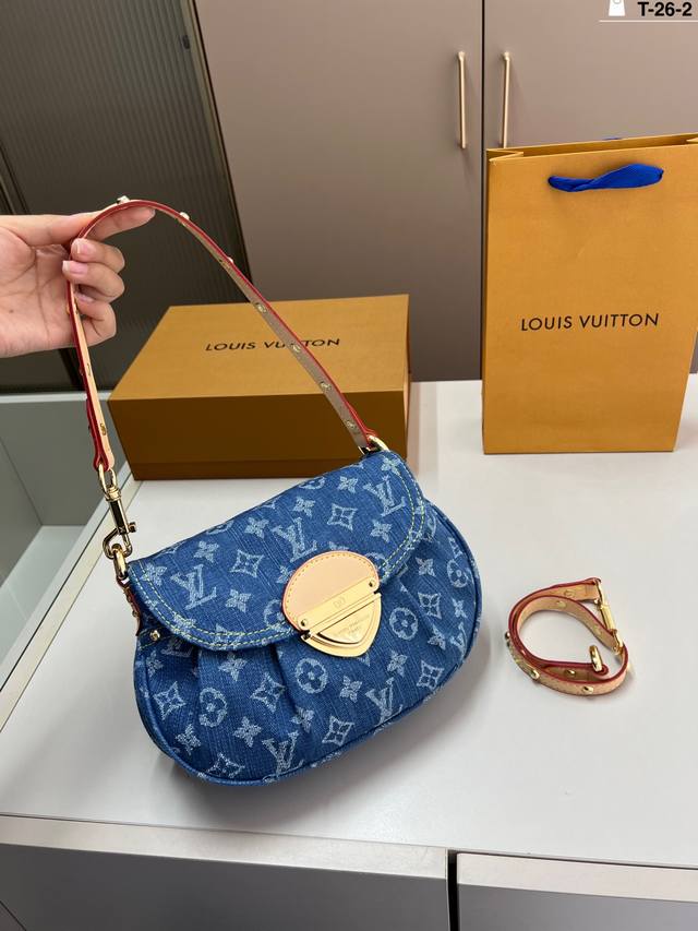 芯片版本 Lv路易威登丹宁牛仔系列元宝包饺子包柔软轻便的牛仔面料随性时髦又街头特意选了经典的 元宝手袋T-26-2尺寸25×16折叠盒 芯片版本 Lv路易威登丹宁牛仔系列元宝包饺子包柔软轻便的牛仔面料随性时髦又街头特意选了经典的 元宝手袋T-26-2尺寸25×16折叠盒