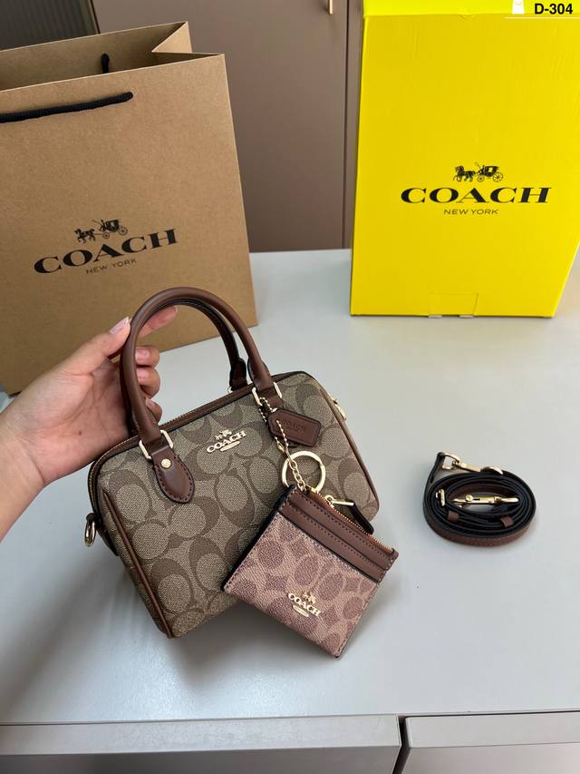 配卡包 Coach蔻驰枕头包手提包经典设计 时尚百搭可手提 可斜挎 上身绝美 D-304尺寸17×11飞机盒 配卡包 Coach蔻驰枕头包手提包经典设计 时尚百搭可手提 可斜挎 上身绝美 D-304尺寸17×11飞机盒