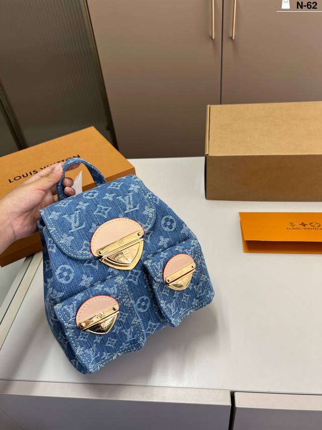 芯片版本 Lv Excursion丹宁牛仔双肩包又是一个热门买不到款可爱又实用,外加两个小口袋,时尚加倍N-62尺寸20×20折叠盒飞机盒 芯片版本 Lv Excursion丹宁牛仔双肩包又是一个热门买不到款可爱又实用,外加两个小口袋,时尚加倍N-62尺寸20×20折叠盒飞机盒