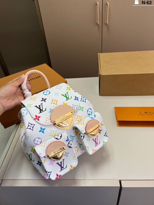 芯片版本 Lv Excursion双肩包又是一个热门买不到款可爱又实用,外加两个小口袋,时尚加倍N-62尺寸20×20折叠盒飞机盒 芯片版本 Lv Excursion双肩包又是一个热门买不到款可爱又实用,外加两个小口袋,时尚加倍N-62尺寸20×20折叠盒飞机盒