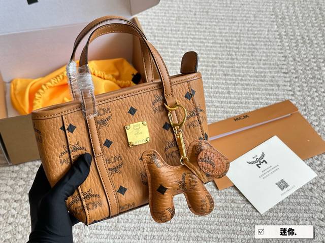 配盒 迷你 Size:17*14Cm新款Mc 菜篮子俏皮很百搭配置最新包装!神仙颜值回归色 Mcm 干邑色菜篮子包 配盒 迷你 Size:17*14Cm新款Mc 菜篮子俏皮很百搭配置最新包装!神仙颜值回归色 Mcm 干邑色菜篮子包