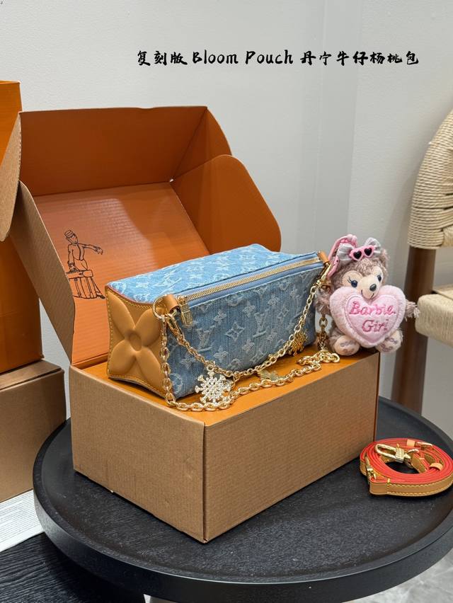 全套礼盒包装复刻版！动态芯片 带挂件！Size：23*9Cmlv 七夕新款Bloom Pouch丹宁牛仔杨桃包。搭配重工链条挂件这个很有特色背在身上是杨桃形状但