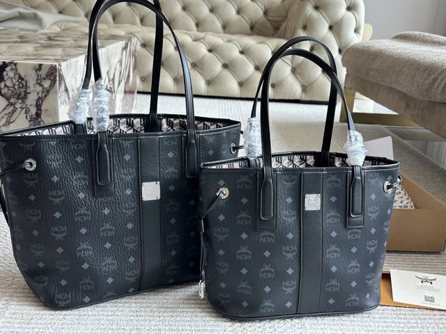 高版本 全钢茶色五金 专柜一致Mcm新品双面购物袋拥有随和的款式,定制版五金配件,经典购物袋 买1得2 可以手提肩背斜挎 特别实用 大家都在追捧的一个款式内里小 高版本 全钢茶色五金 专柜一致Mcm新品双面购物袋拥有随和的款式,定制版五金配件,经典购物袋 买1得2 可以手提肩背斜挎 特别实用 大家都在追捧的一个款式内里小