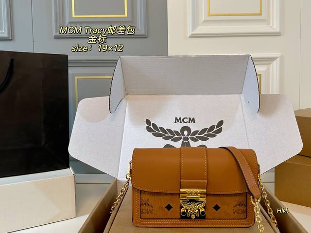 飞机盒 Size:19×12Mcm Tracy邮差包单肩斜挎包经典印花与纯色拼接比较洋气款式热门爆款,满足任何身高~视觉感以及实用性很强!可单肩,斜挎,非常优雅 飞机盒 Size:19×12Mcm Tracy邮差包单肩斜挎包经典印花与纯色拼接比较洋气款式热门爆款,满足任何身高~视觉感以及实用性很强!可单肩,斜挎,非常优雅