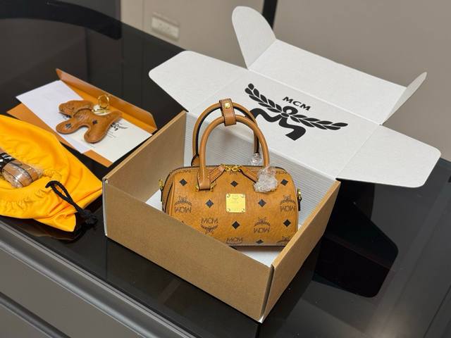 配飞机盒Size:18*9.5Cm原单!原单!Mcm Mini波士顿枕头包 专柜对版五金 来咯出入专柜无压力 赠送小狗配件 配飞机盒Size:18*9.5Cm原单!原单!Mcm Mini波士顿枕头包 专柜对版五金 来咯出入专柜无压力 赠送小狗配件