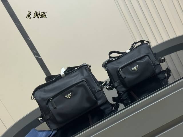 普拉达 尼龙邮差包帅炸了｜酷酷的女生也很适合这种男包容量很完美，夹层很适合通勤放电脑拿东西方便，邮差很经典，谁背谁帅！尺寸:34.22Cm 27.18Cm